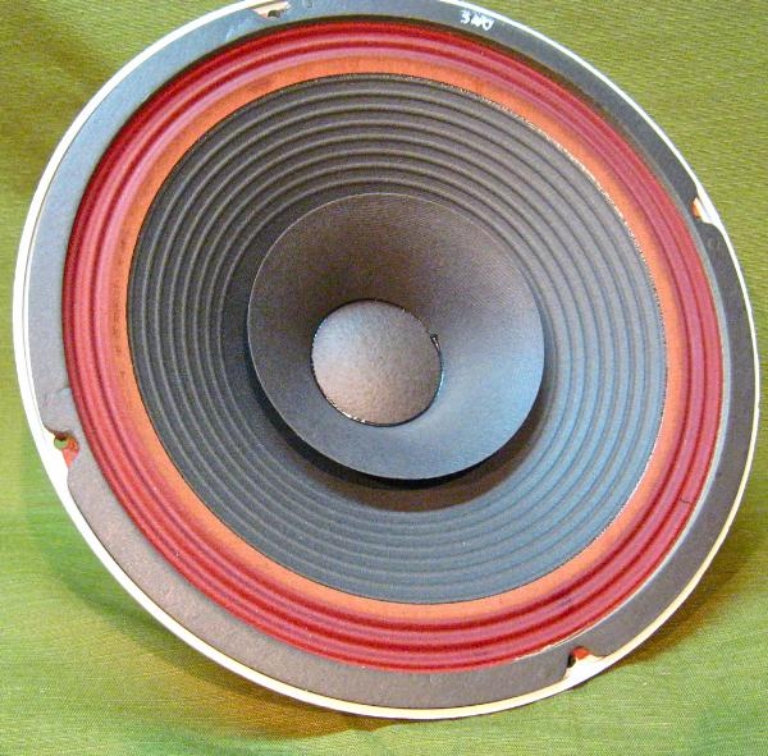 Image sur Electro-Voice EV Sentry I Components: SP12C Woofer, T35 Tweeter, crossover.