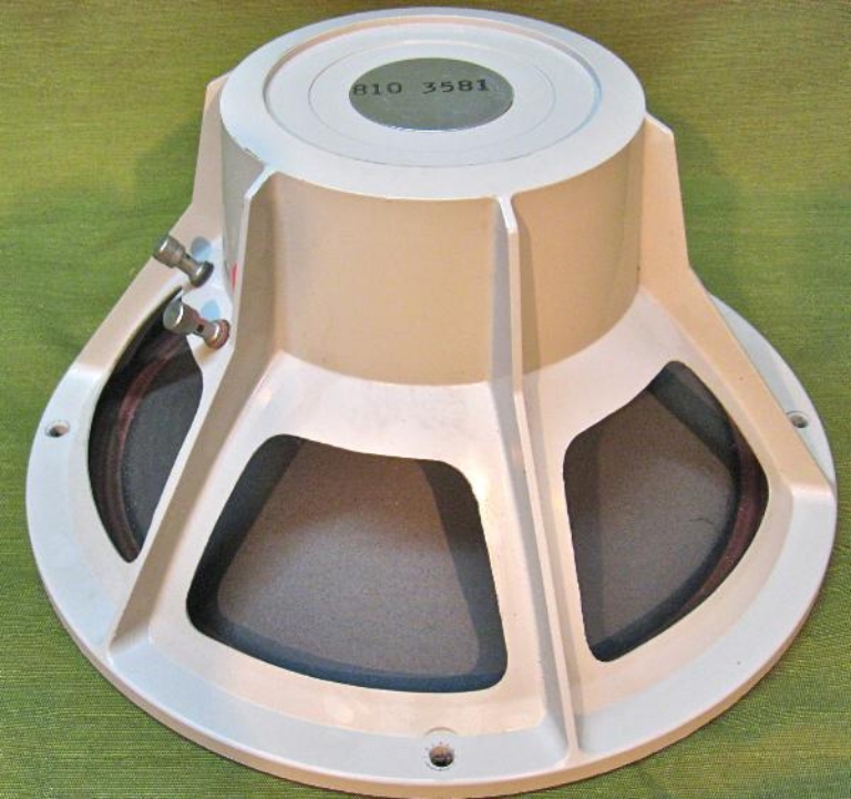 Image sur Electro-Voice EV Sentry I Components: SP12C Woofer, T35 Tweeter, crossover.