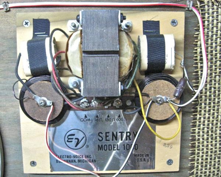Image sur Electro-Voice EV Sentry I Components: SP12C Woofer, T35 Tweeter, crossover.