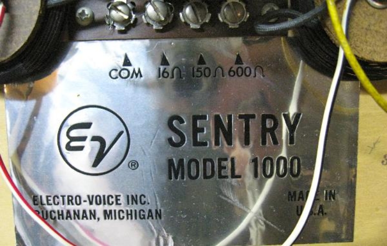 Image sur Electro-Voice EV Sentry I Components: SP12C Woofer, T35 Tweeter, crossover.