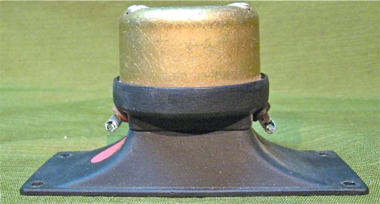 Image sur Electro-Voice EV Sentry I Components: SP12C Woofer, T35 Tweeter, crossover.